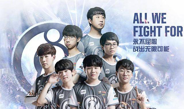 一名中卫在 一名中卫在